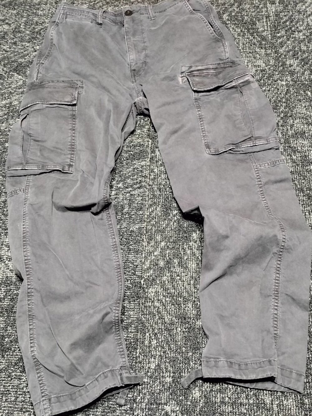 American Eagle Men's size 28x30 Lived in Flex Gray Distressed Cargo Pants NWOT